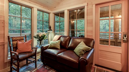 Cute Tree House with Barbecue in Gatlinburg, Tennessee - Gatlinburg, Tennessee - glamping.directory