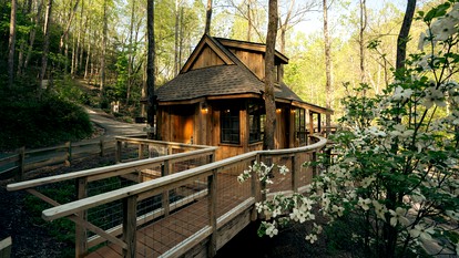 Cute Tree House with Barbecue in Gatlinburg, Tennessee - glamping.directory