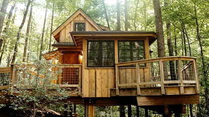 Cute Tree House with Barbecue in Gatlinburg, Tennessee - Gatlinburg, Tennessee - glamping.directory