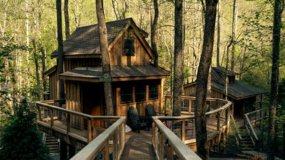 Cute Tree House with Barbecue in Gatlinburg, Tennessee - Gatlinburg, Tennessee - glamping.directory