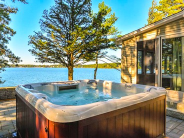 Gorgeous Waterfront Cottage with Luxurious Hot Tub for a Weekend Getaway near Cape Cod, Massachusetts - Plymouth, Massachusetts - glamping.directory