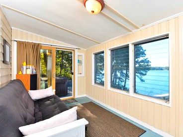 Gorgeous Waterfront Cottage with Luxurious Hot Tub for a Weekend Getaway near Cape Cod, Massachusetts - Plymouth, Massachusetts - glamping.directory