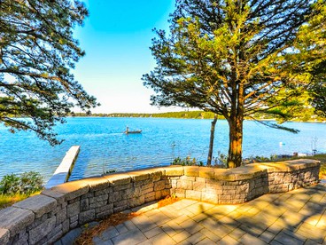 Gorgeous Waterfront Cottage with Luxurious Hot Tub for a Weekend Getaway near Cape Cod, Massachusetts - Plymouth, Massachusetts - glamping.directory