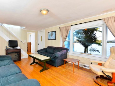 Gorgeous Waterfront Cottage with Luxurious Hot Tub for a Weekend Getaway near Cape Cod, Massachusetts - Plymouth, Massachusetts - glamping.directory