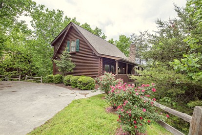 Charming Cabin in Pigeon Forge, For Unforgettable Group Glamping Escapes to Tennessee - glamping.directory