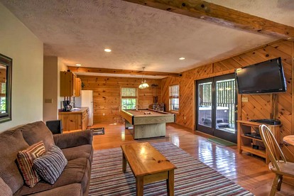 Charming Cabin in Pigeon Forge, For Unforgettable Group Glamping Escapes to Tennessee - Pigeon Forge, Tennessee - glamping.directory