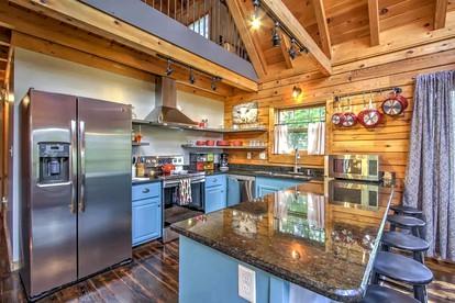Charming Cabin in Pigeon Forge, For Unforgettable Group Glamping Escapes to Tennessee - Pigeon Forge, Tennessee - glamping.directory