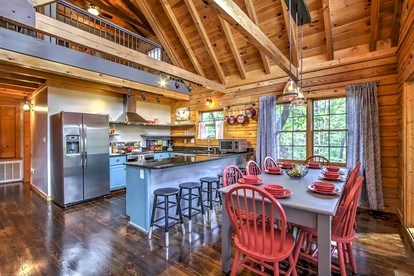Charming Cabin in Pigeon Forge, For Unforgettable Group Glamping Escapes to Tennessee - Pigeon Forge, Tennessee - glamping.directory