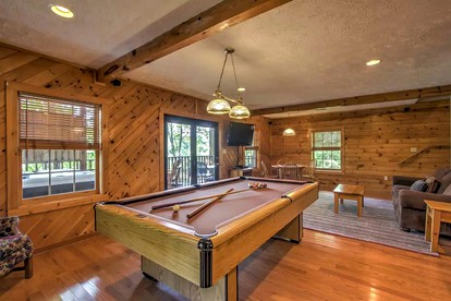 Charming Cabin in Pigeon Forge, For Unforgettable Group Glamping Escapes to Tennessee - Pigeon Forge, Tennessee - glamping.directory
