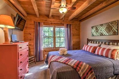 Charming Cabin in Pigeon Forge, For Unforgettable Group Glamping Escapes to Tennessee - Pigeon Forge, Tennessee - glamping.directory