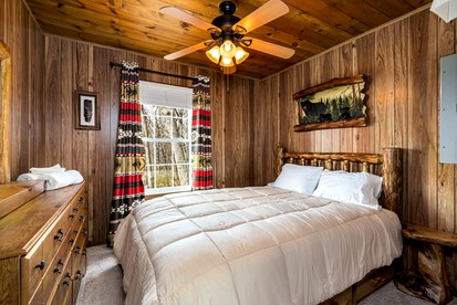 Mountaintop Cabin with Amazing Views, Hot Tub, Fire Pit and Deck - Surrounded by Nature in Capon Bridge, WV - Capon Bridge, West Virginia - glamping.directory