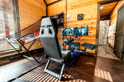 Luxury Aviation-Themed Mountain Cabin Near Broken Bow Lake | Broken Bow, Oklahoma - Broken Bow, Oklahoma - glamping.directory