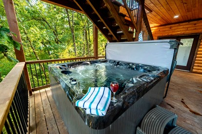 Luxury Aviation-Themed Mountain Cabin Near Broken Bow Lake | Broken Bow, Oklahoma - Broken Bow, Oklahoma - glamping.directory