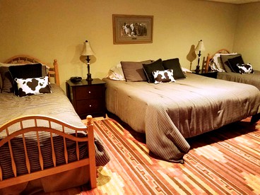 Cozy Family Accommodation for Five Guests in Montezuma, Iowa - Montezuma, Iowa - glamping.directory