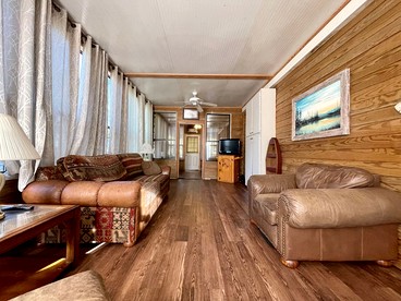 Spacious Luxury Cabin with Resort Amenities Near Zwolle, LA - Zwolle, Louisiana - glamping.directory