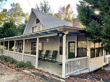 Spacious Luxury Cabin with Resort Amenities Near Zwolle, LA - Zwolle, Louisiana - glamping.directory