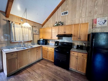 Spacious Luxury Cabin with Resort Amenities Near Zwolle, LA - Zwolle, Louisiana - glamping.directory