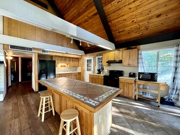 Spacious Luxury Cabin with Resort Amenities Near Zwolle, LA - Zwolle, Louisiana - glamping.directory