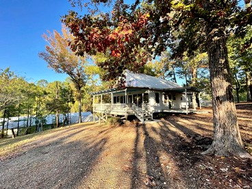 Spacious Luxury Cabin with Resort Amenities Near Zwolle, LA - Zwolle, Louisiana - glamping.directory