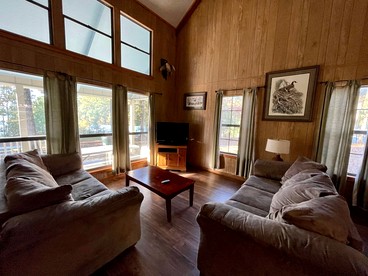 Spacious Luxury Cabin with Resort Amenities Near Zwolle, LA - Zwolle, Louisiana - glamping.directory