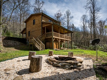 Secluded Family Retreat in Log Cabin with Hammock and Fire Pit in Topton, North Carolina - Topton, North Carolina - glamping.directory