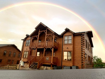 Elegant Vacation Rental for Large Group Getaways in Tennessee - Pigeon Forge, Tennessee - glamping.directory