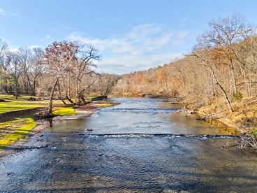 Spacious Riverfront Cabin with Hot Tub Near Shenandoah River, Maurertown, Virginia - Maurertown, Virginia - glamping.directory
