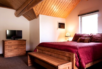 Family-Friendly Vacation Rental in Secluded Log Lodge, Kootenai Valley, Idaho - Bonners Ferry, Idaho - glamping.directory