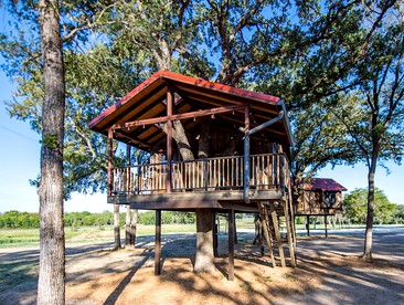 Tree House for Two, Ideal for a Glamping Getaway near Baylor, Texas - Elm Mott, Texas - glamping.directory