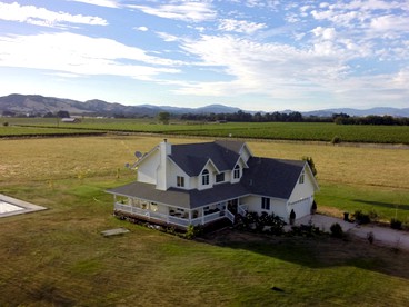Luxury Chic Farm Cottage in Wine Country, California - Lakeport, California - glamping.directory