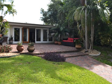 Stunning Cottage Rental with Private Lake Access near Miami Beach, Florida - glamping.directory