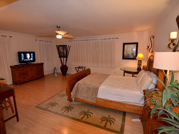 Stunning Cottage Rental with Private Lake Access near Miami Beach, Florida - Miami Beach, Florida - glamping.directory