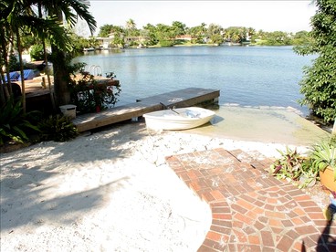 Stunning Cottage Rental with Private Lake Access near Miami Beach, Florida - Miami Beach, Florida - glamping.directory