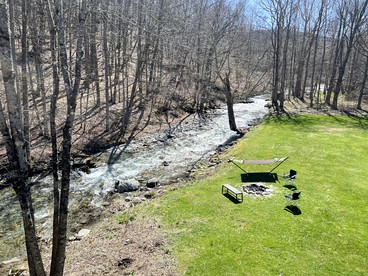 Tranquil Cabin Hideaway with Firepit and Riverfront Views on the Green River in Vermont - Sandgate, Vermont - glamping.directory