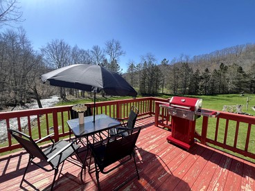 Tranquil Cabin Hideaway with Firepit and Riverfront Views on the Green River in Vermont - Sandgate, Vermont - glamping.directory