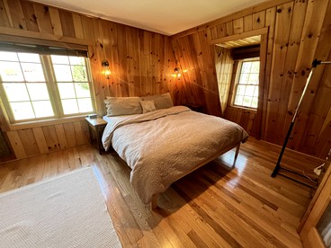 Tranquil Cabin Hideaway with Firepit and Riverfront Views on the Green River in Vermont - Sandgate, Vermont - glamping.directory