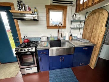 Breakers - stay in a tiny home on the Oregon Coast - Waldport, Oregon - glamping.directory