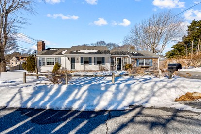Bright & Airy Coastal Getaway with Private Yard and Hot Tub in Barnstable, Massachusetts - Barnstable, Massachusetts - glamping.directory