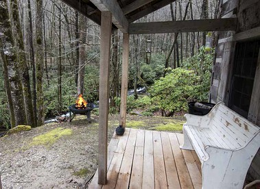 One-Bedroom Cabin Rental with a Fireplace in the North Carolina Mountains - Robbinsville, North Carolina - glamping.directory