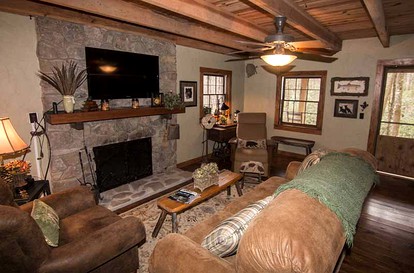 One-Bedroom Cabin Rental with a Fireplace in the North Carolina Mountains - Robbinsville, North Carolina - glamping.directory