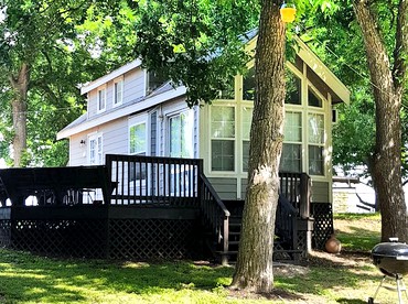 Comfortable Cottage Rental on the Shores of Lake Dunlap in Texas - glamping.directory