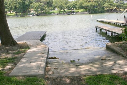 Comfortable Cottage Rental on the Shores of Lake Dunlap in Texas - New Braunfels, Texas - glamping.directory