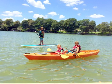 Comfortable Cottage Rental on the Shores of Lake Dunlap in Texas - New Braunfels, Texas - glamping.directory