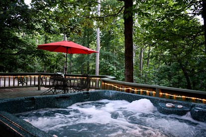Fully Furnished Cabin with Fire Pit Perfect for Small Groups in Oklahoma - Broken Bow, Oklahoma - glamping.directory