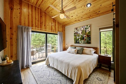 Amazing Cabin Surrounded by Trees in Broken Bow, Oklahoma - Broken Bow, Oklahoma - glamping.directory