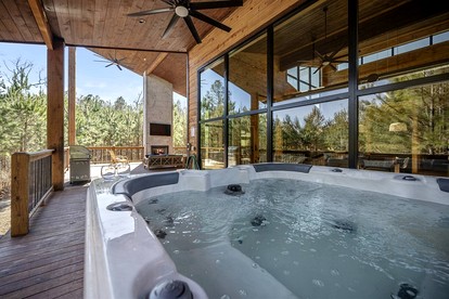 Amazing Cabin Surrounded by Trees in Broken Bow, Oklahoma - Broken Bow, Oklahoma - glamping.directory