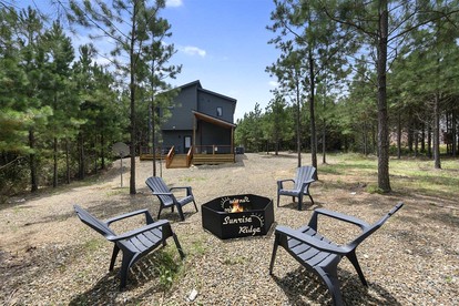 Amazing Cabin Surrounded by Trees in Broken Bow, Oklahoma - Broken Bow, Oklahoma - glamping.directory