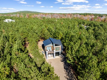 Amazing Cabin Surrounded by Trees in Broken Bow, Oklahoma - Broken Bow, Oklahoma - glamping.directory