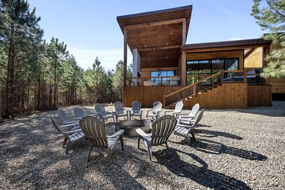 Amazing Cabin Surrounded by Trees in Broken Bow, Oklahoma - Broken Bow, Oklahoma - glamping.directory