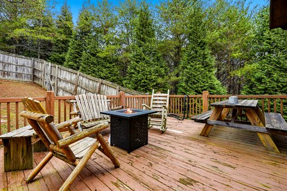 Luxury Log Cabin Escape with Hot Tub, Decks & Family Fun Spaces in Sevierville, Tennessee - Sevierville, Tennessee - glamping.directory